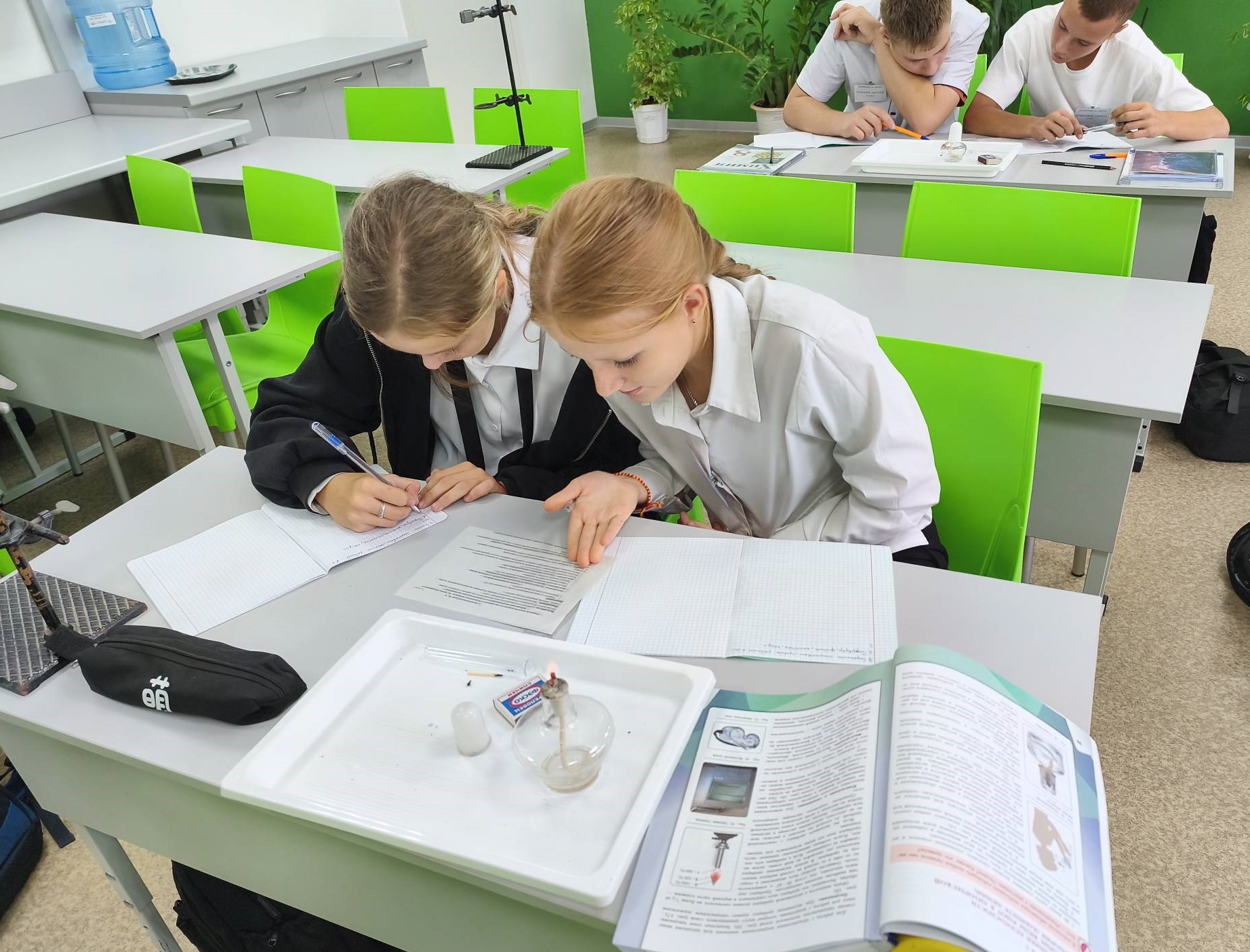 Foto 2 11.09.2026 Pr.rabota Znakomstvo s laboratornym oborudovaniem. Izucenie stroenia plameni 8kl